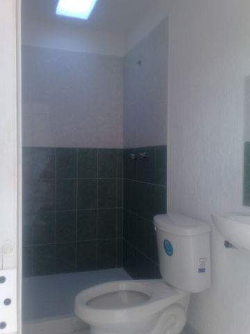 BAÑO COMPLETO 2DO PISO, CON TRAGA LUZ