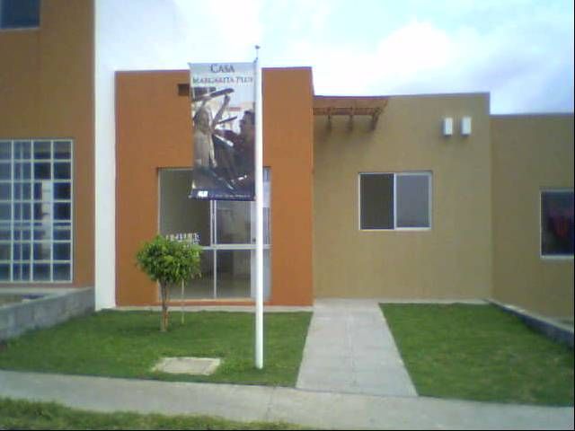 FACHADA ACTUAL ES COLOR ROJO O AMARILLO PAJA, SE ENTREGA CON GRAVILLA EN EL FRENTE, CABEN 2 AUTOS