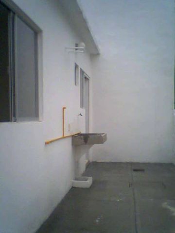 PATIO CON BARDA Y PISO DE CEMENTO PULIDO, SIN BOYLER 