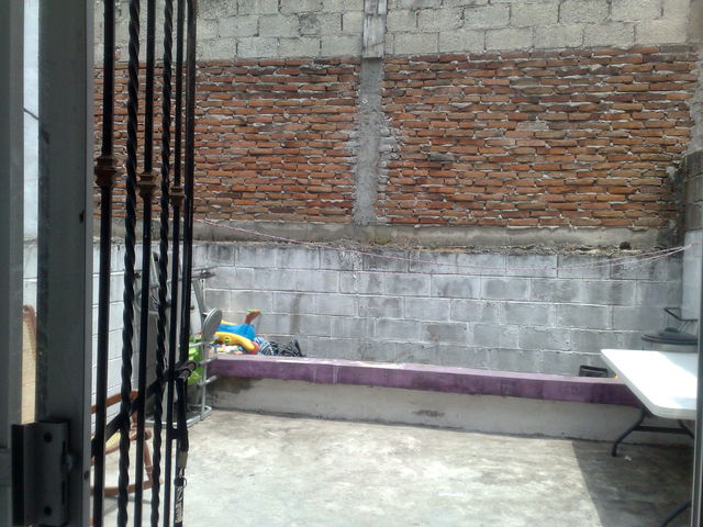PATIO DE SERVICIO DE 4.5 X 5, CON BARDAS Y JARDINERA
