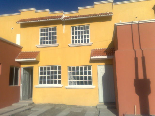 FACHADA Y ESTACIONAMIENTO