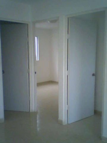 ENTRADA RECAMARAS PISO DE CEMENTO PULIDO.