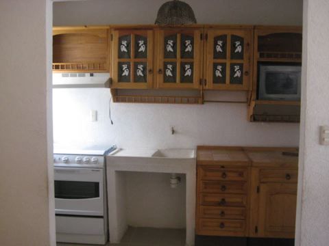 COCINA Y SALIDA AL PATIO DE SERVICIO